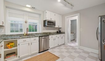 1805 ARMY NAVY Dr, Arlington, VA 22202