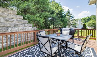 136 Pond View Cir 136, Beacon Falls, CT 06403