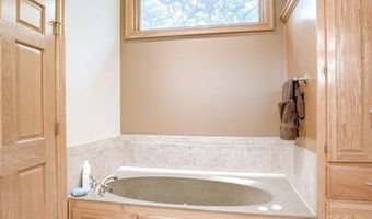 15526 Evans Rd, Basehor, KS 66007