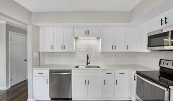 2425 Dunsworth Dr, Columbus, OH 43235