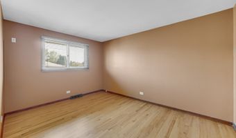 2042 W Spring Ridge Dr, Arlington Heights, IL 60004