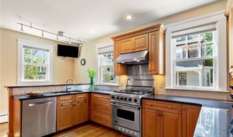 27 Cranston Ave, Newport, RI 02840