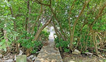 136 CRESCENT Dr, Anna Maria, FL 34216