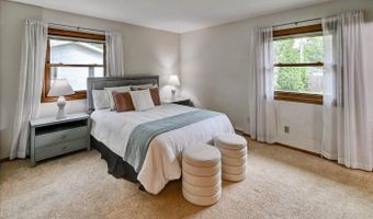 5514 Meadowood Dr, Fitchburg, WI 53711