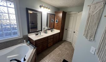 1025 Nickolas St, Aurora, MO 65605