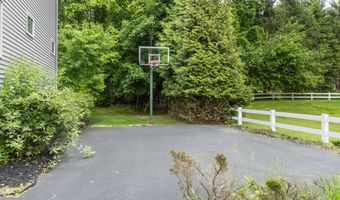 15 Wildwood Dr, Albany, NY 12211