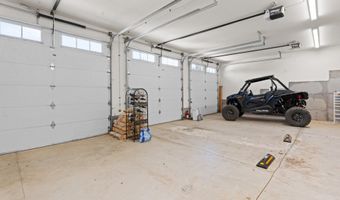 21358 OAK Ln, Aurora, OR 97002