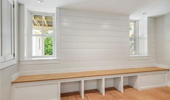 28 Mount Vernon St, Newport, RI 02840