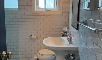 142 Renfrew Ave, Middletown, RI 02842