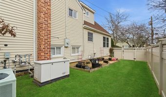 18 Gaylore Dr W, Amityville, NY 11701