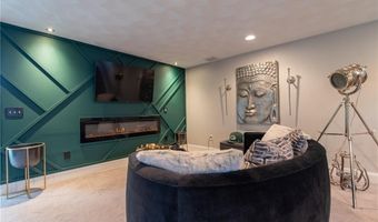 10 Flanders St, Johnston, RI 02919