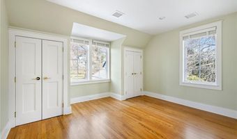 9 Ocean Lawn Ln, Newport, RI 02840