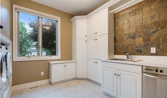 438 Club Dr, Aurora, OH 44202