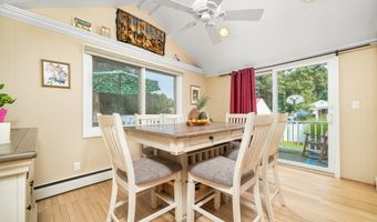 16 Raymond Pl, Cromwell, CT 06416