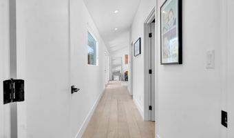 3843 Hayvenhurst Ave, Encino, CA 91436