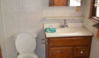 135 E Pine St, Albion, IL 62806