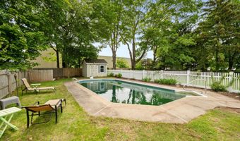 8 Maple Ave, Clinton, CT 06413