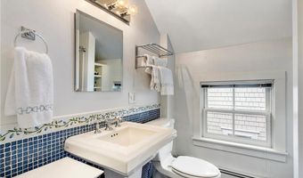 15 Cross St, Newport, RI 02840