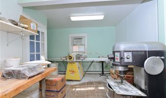 72 E Main Rd, Middletown, RI 02842