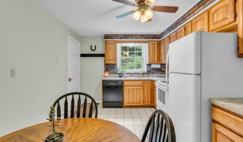 22 College St APT 3, Clinton, CT 06413