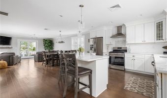 36 Wanda St, Narragansett, RI 02882