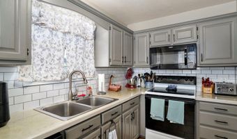 1813 Edgewood Dr, Aurora, MO 65605