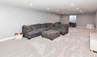 916 35th St SW, Altoona, IA 50009