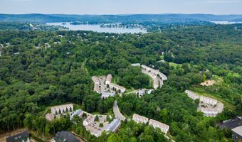 2 Oak Meadows Dr 102, Brookfield, CT 06804