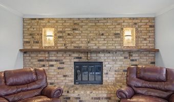 302 Village Cir, Altoona, IA 50009