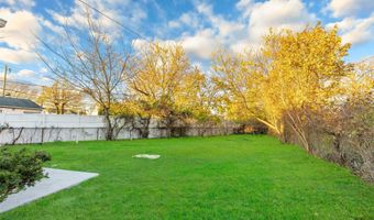 4 Somerset Rd N, Amityville, NY 11701