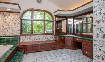 75 Lakeview Dr, Allentown, NJ 08501