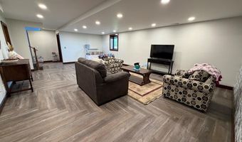 1524 Beechwood Dr, Aurora, NE 68818