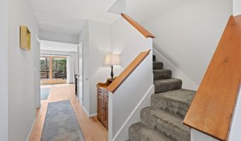 2 Roundhouse Rd 2, Bourne, MA 02532
