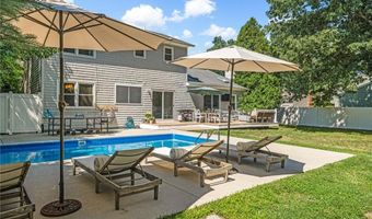 9 Kiki Cir, Cranston, RI 02921