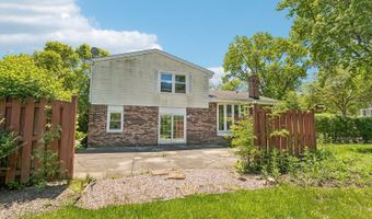 3051 N Huntington Dr, Arlington Heights, IL 60004