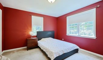 8 Pilgrim Rd, Ashland, MA 01721