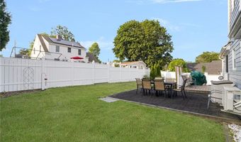 1 Adelaide Ave, Bristol, RI 02809