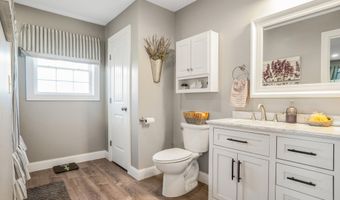 40 Knoll Crest Dr, Bangor, ME 04401