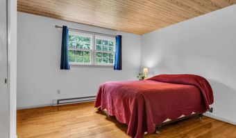 22 College St APT 3, Clinton, CT 06413
