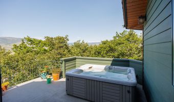 940 Pinecrest Ter, Ashland, OR 97520