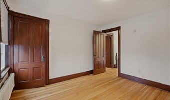 82 Van Zandt Ave, Newport, RI 02840