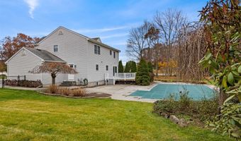11 N Woods Rd, Baiting Hollow, NY 11933