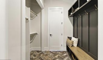 8202 MOCKINGBIRD Dr, Annandale, VA 22003