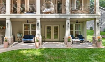 884 Village Brook Ct, Ballwin, MO 63021