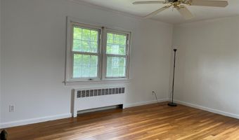 28 Lynton Rd 1, Albertson, NY 11507