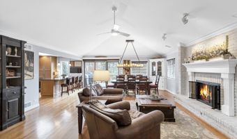 1415 W Hawthorne St, Arlington Heights, IL 60005