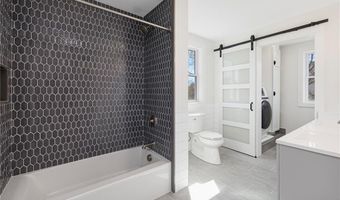11 Gunning Ct, Middletown, RI 02842