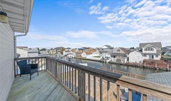 15 Hayes Rd, Amity Harbor, NY 11701
