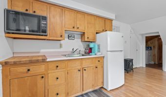 14 Lakeshore Dr, Belgrade, ME 04918