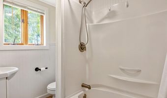 81 Mud Pt S, Alburgh, VT 05440